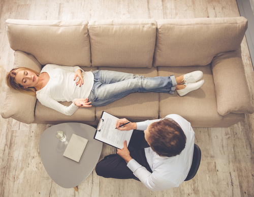 woman explaining to therapist